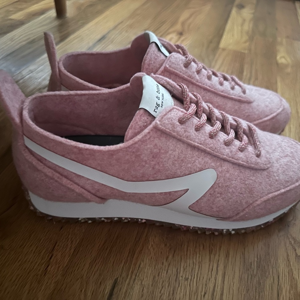 Brand new. Never worn. Retro Runner - Fleece
Low Top Sneaker w 11 - m 9.5